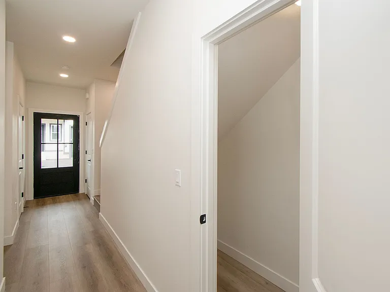 1104 W Lauridsen Blvd #1-4 — Photo 18