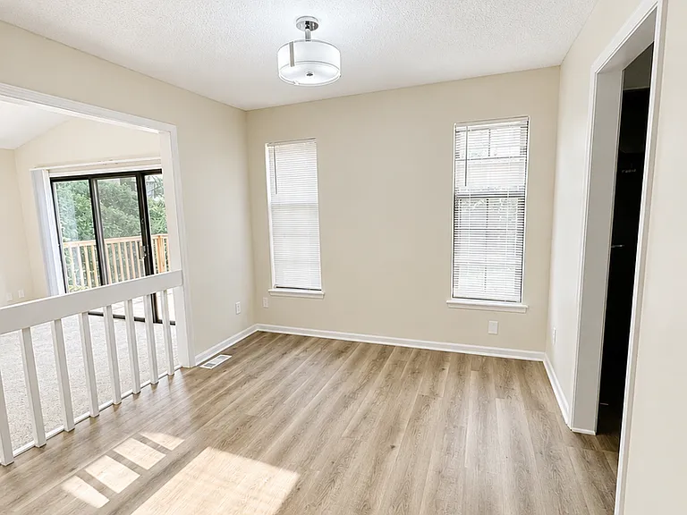 324 NE Cedar Ct — Photo 5