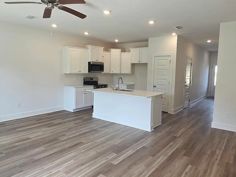 165 Hawk St — Photo 2