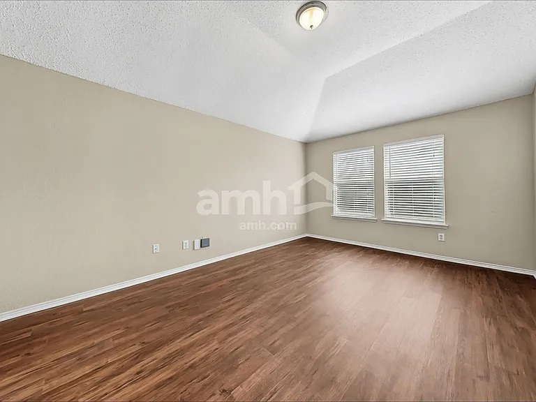 1009 Henry Ct — Photo 8