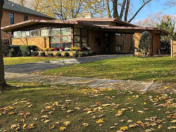 2nd image of 3920 W Sherwin Ave