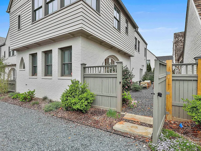 385 Sage Ln — Photo 2