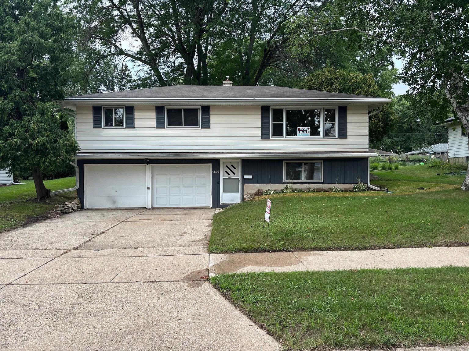 4806 Goldfinch Dr — Photo 2