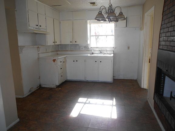 4th image of 104 Greenwood St