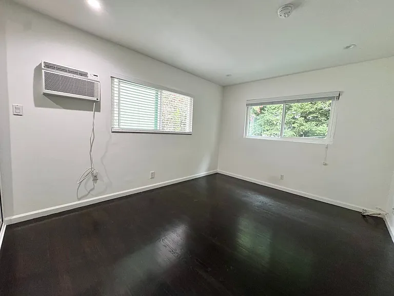 307 S Clark Dr — Photo 21