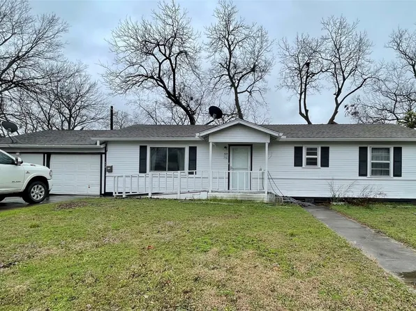 112 E 8th St, Bonham, TX 75418