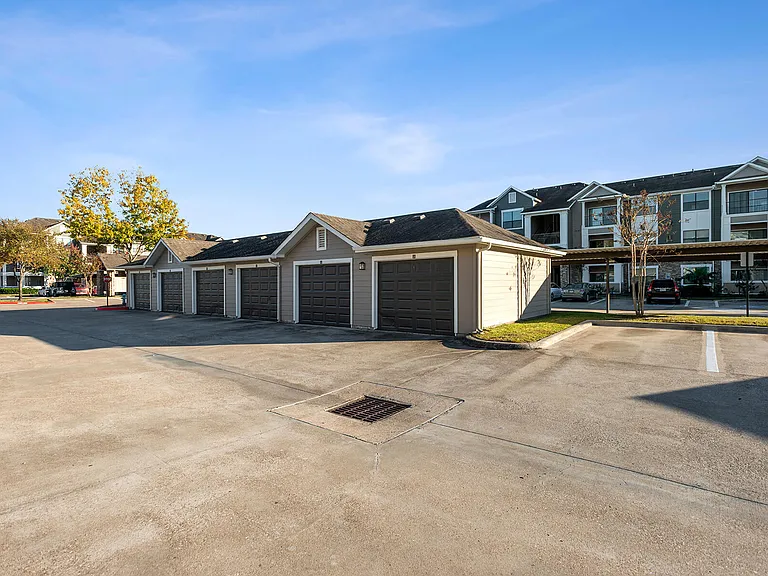 Lakeland Estates Apartment Homes — Photo 24