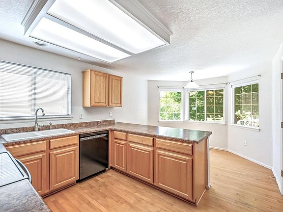 3rd image of 608 Peyton Dr