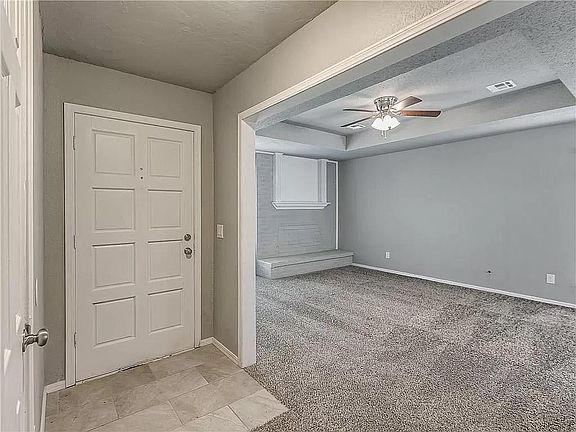 Entry / Living room