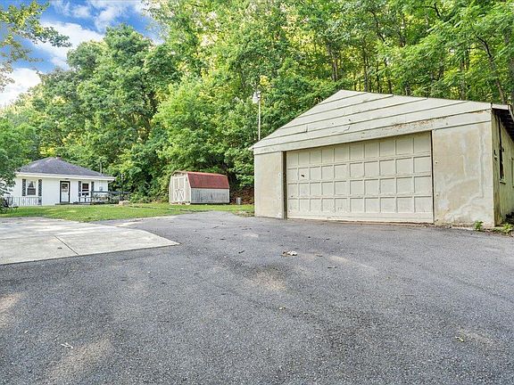 2nd image of 2215 Wildwood Rd