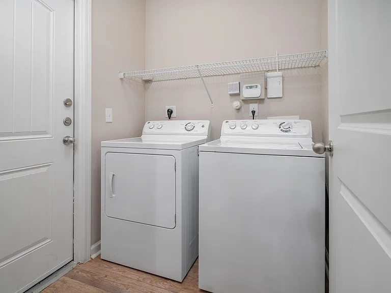 Overlook at Stone Oak Park Apartments — Photo 16