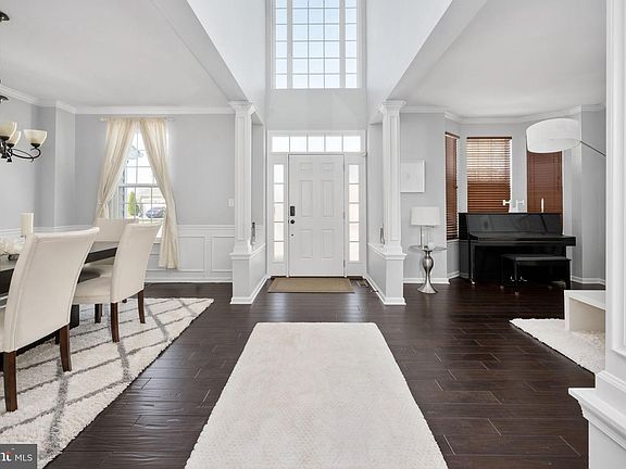 3rd image of 127 Coachman Cir