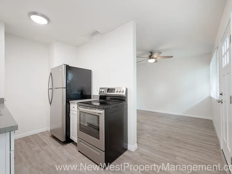 557 22nd St — Photo 1