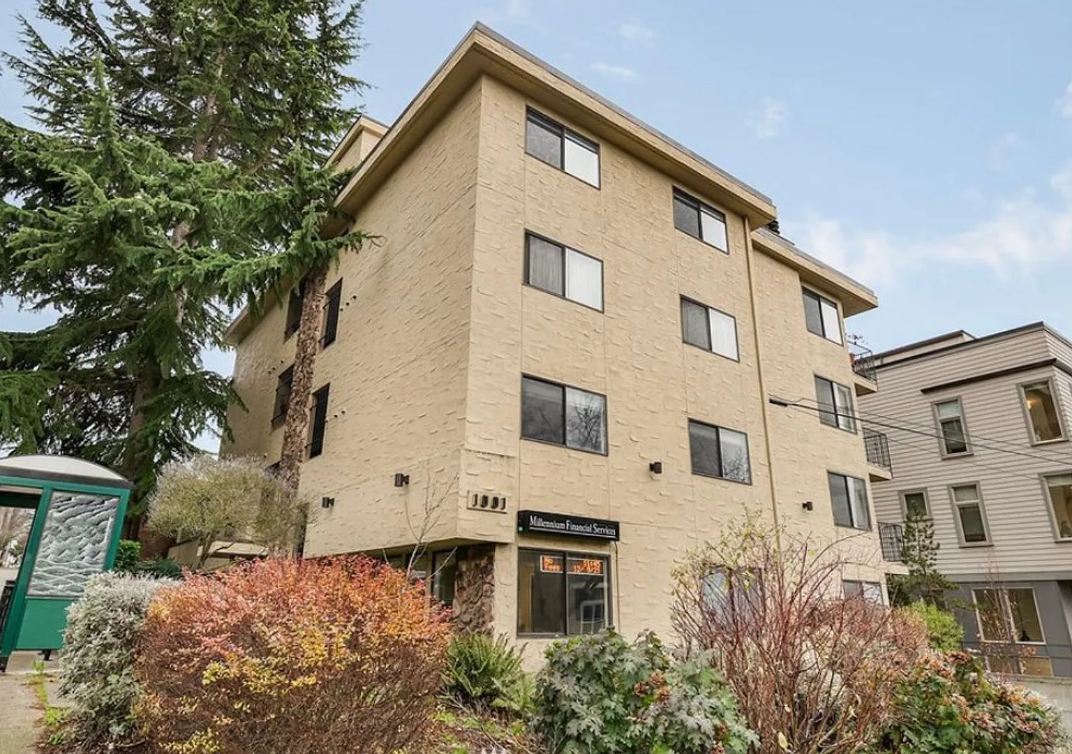 Light Filled Remodeled Condo w/ Secure Parking - Queen Anne — Photo 2