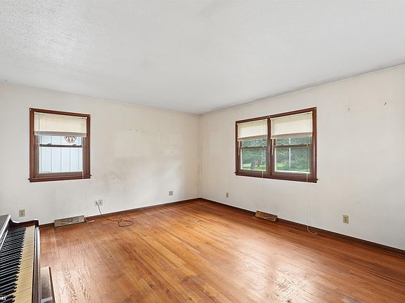5th image of 2390 Sand Rd