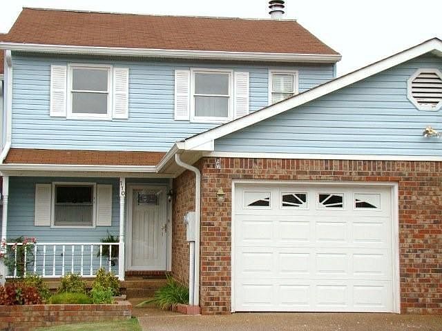 Location!! Location!! Charming Condo in Hendersonville