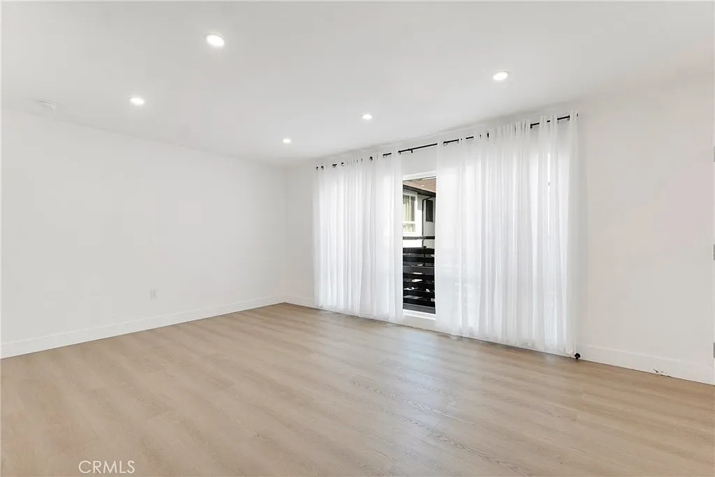 2 bed, 1000 sqft, $3,100 — Photo 3