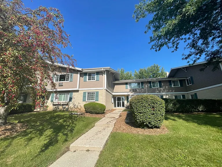 W155N11352 Sylvan Cir — Photo 2