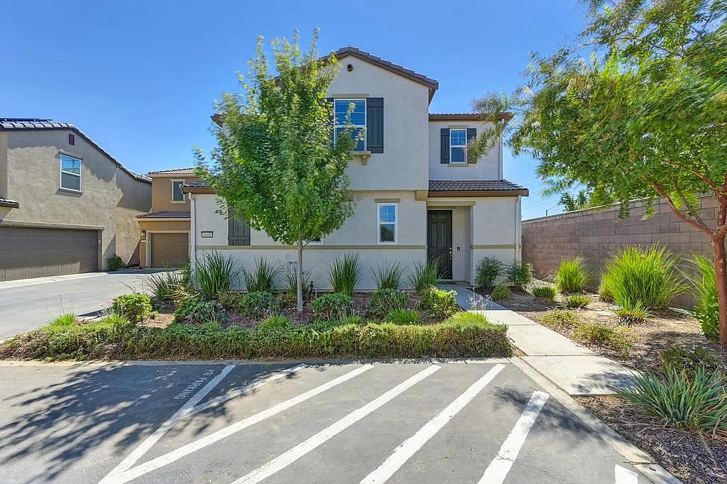 3 bed, 2.5 bath, 1697 sqft, $2,700 — Photo 3