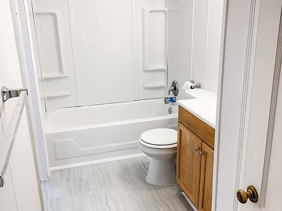 5th image of 3823 Caroline Ave #B