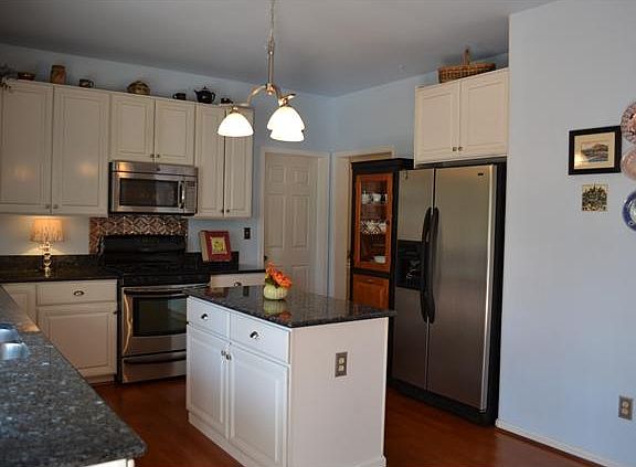 Island, Stainless Steel Appliances, 42" Cabinets