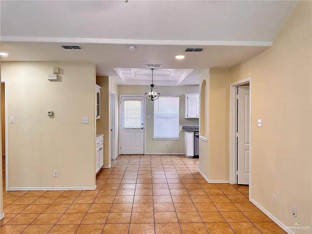 3 bed, 2.0 bath, 1030 sqft, $1,300 — Photo 3