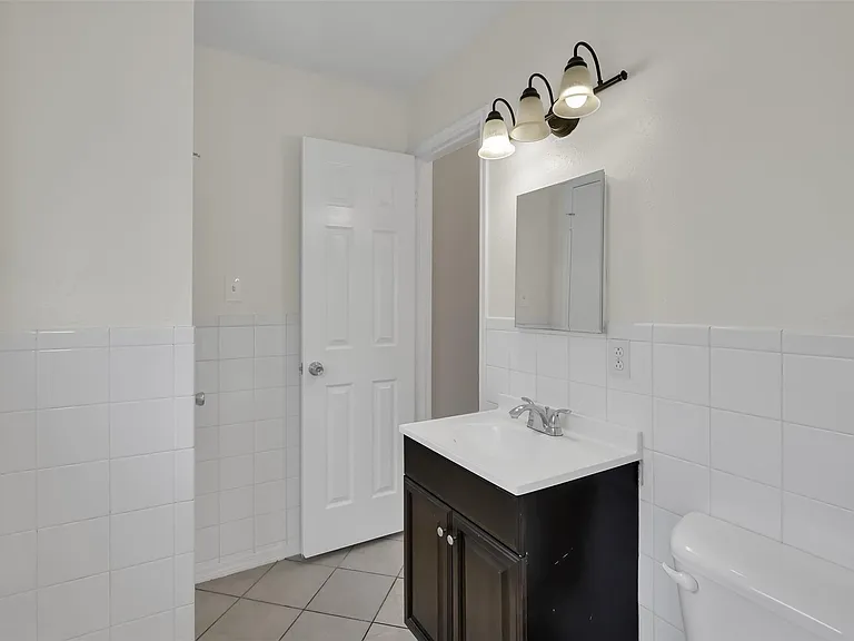 1018 Surrey Ct — Photo 21