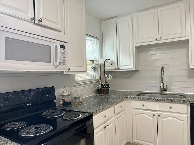 918 Winnie St #103 — Photo 11