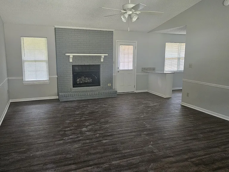 202 Dunaway Dr — Photo 2