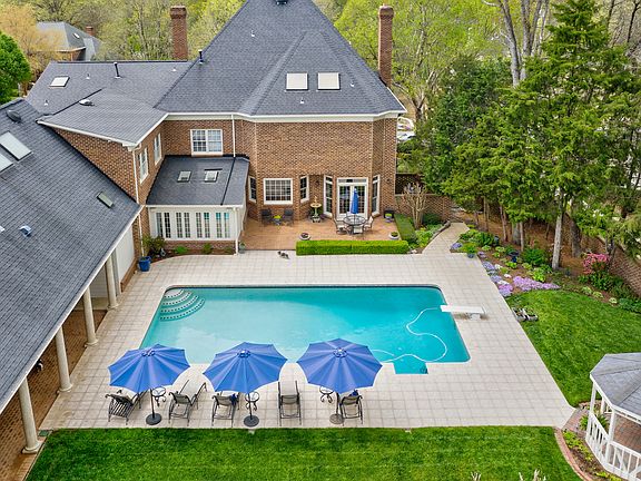 3rd image of 4110 Moorland Dr