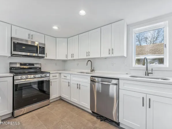 94 Monmouth Rd, Oakhurst, NJ 07755