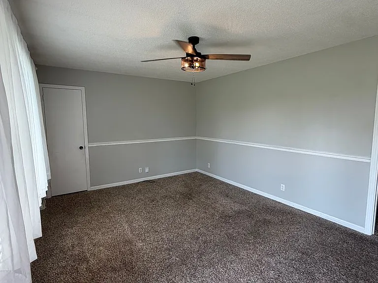 160 E Regent Dr — Photo 2