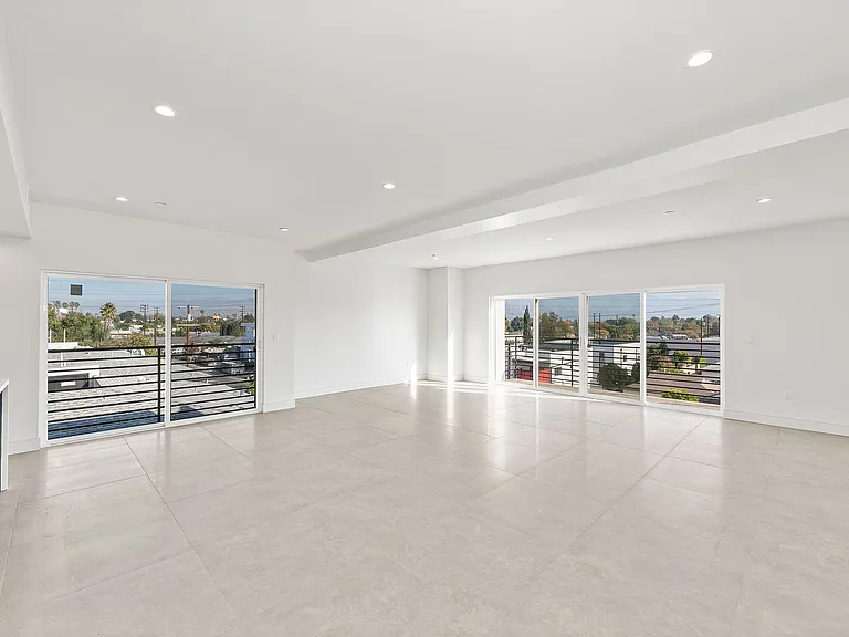 6025 Craner Ave — Photo 8