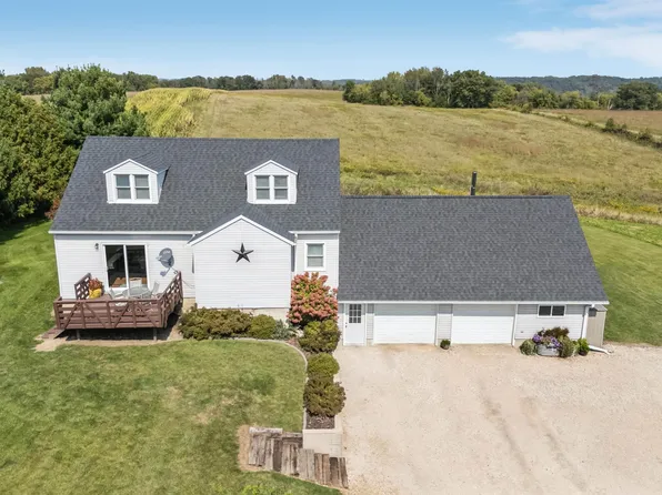 3024 Bluffton Rd, Decorah, IA 52101