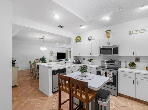 8338 Springlake Dr, Boca Raton, FL 33496