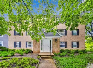 120 E Winchester Rd APT D, Libertyville, IL 60048