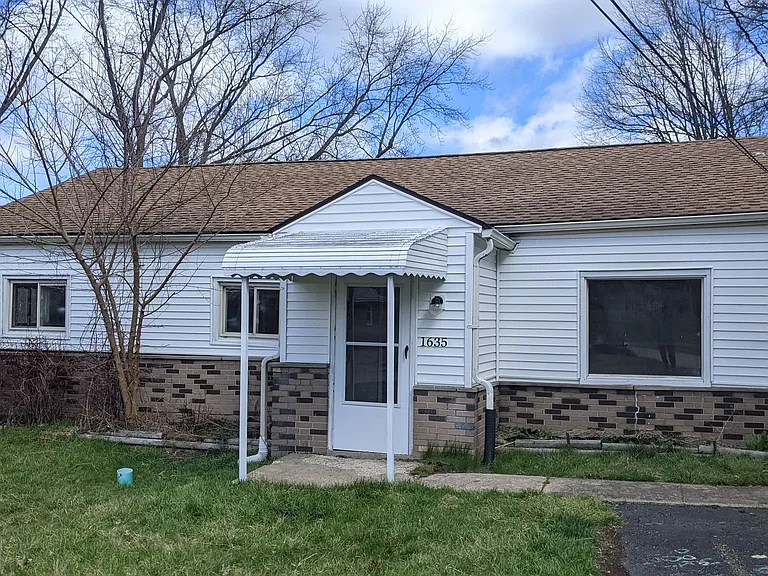 1635 Bronson Rd — Photo 1