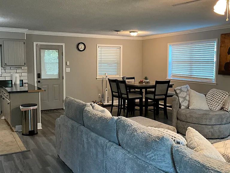 2308 Redbud Ln — Photo 4