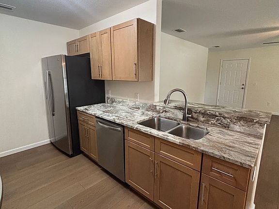 4th image of 1379 Stratford Ave