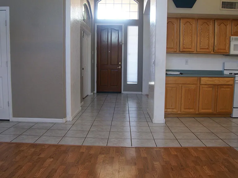 1307 W Stacey Ln — Photo 4