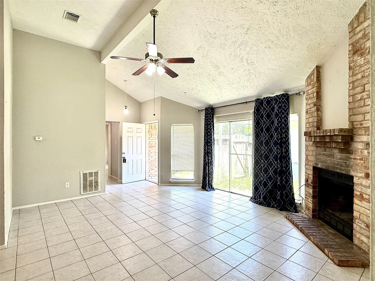 4 bed, 2.0 bath, 1233 sqft, $1,850 — Photo 4