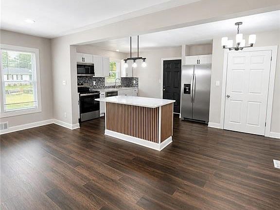 4th image of 2898 Meadowview Dr SE