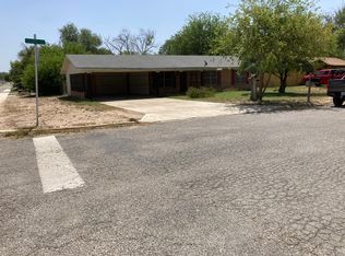 300 Studer Ct, Uvalde, TX 78801