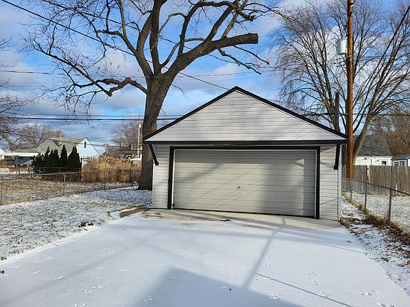 3rd image of 24360 Flower Ave