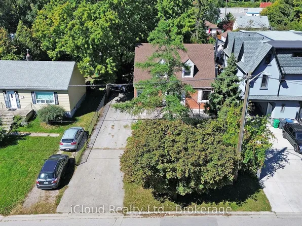 1321 Saint James Ave, Mississauga, ON L5E 1J3