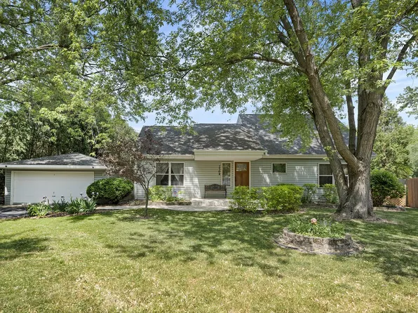 1704 Hawthorne Ln, McHenry, IL 60050