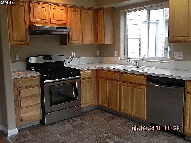 3 bed, 2.5 bath, 1598 sqft, $2,350 — Photo 2