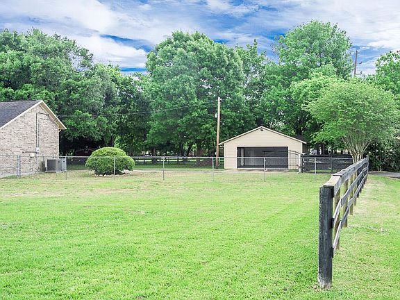 4th image of 1319 Circle Lake Dr