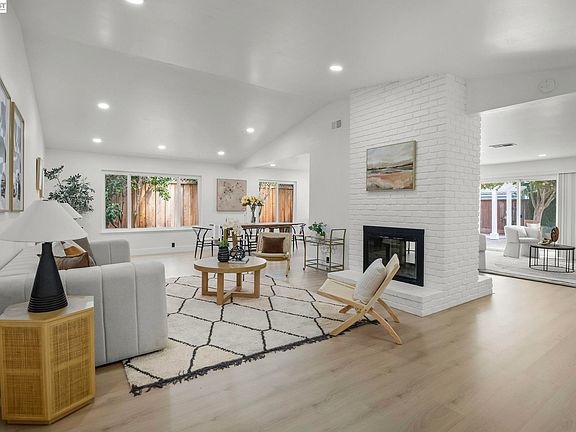 2nd image of 3244 Vallejo Pl