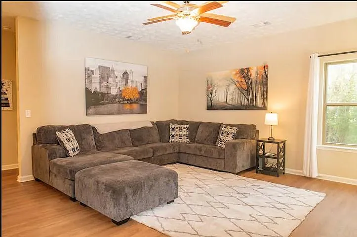 5 bed, 2438 sqft, $2,400 — Photo 4